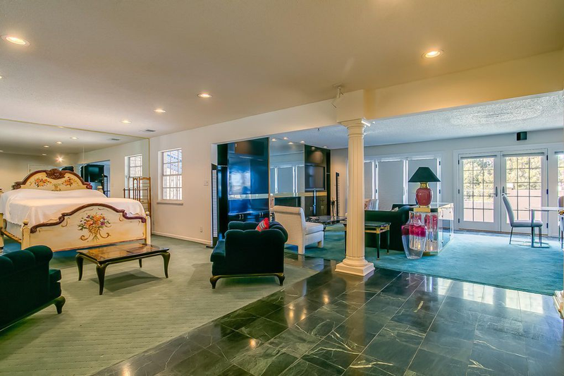 Illustration for article titled NM real estate: 7,783sq/ft of dated, gaudy liquor empire for $1.15 million